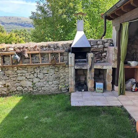 La Antigua Escuela Bajo La Tesla Holiday home Incinillas