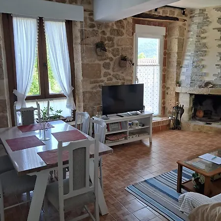 La Antigua Escuela Bajo La Tesla * Incinillas