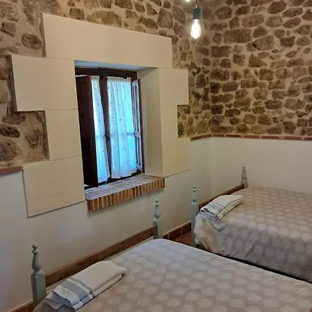 Holiday home La Antigua Escuela Bajo La Tesla Incinillas