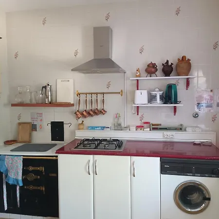 La Antigua Escuela Bajo La Tesla * Incinillas