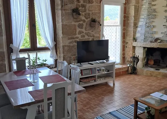 La Antigua Escuela Bajo La Tesla * Incinillas