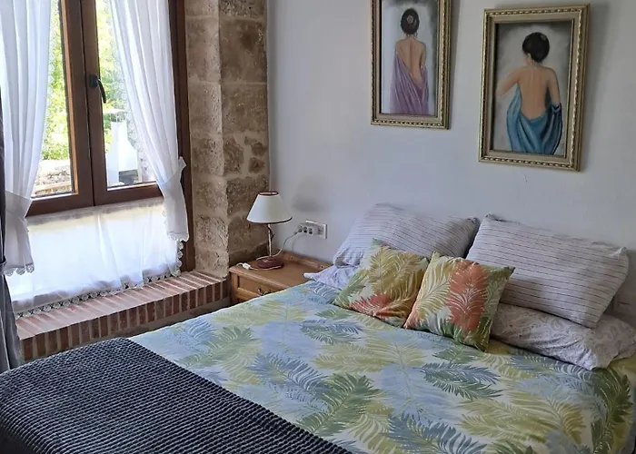 La Antigua Escuela Bajo La Tesla *