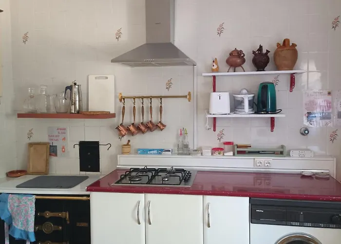 La Antigua Escuela Bajo La Tesla * Incinillas