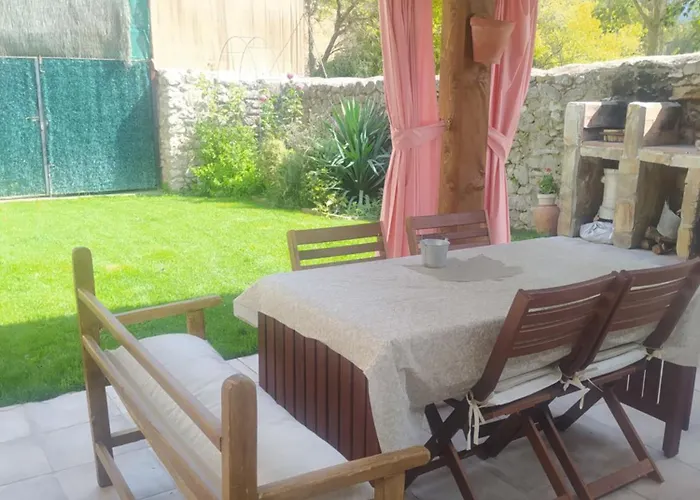 La Antigua Escuela Bajo La Tesla